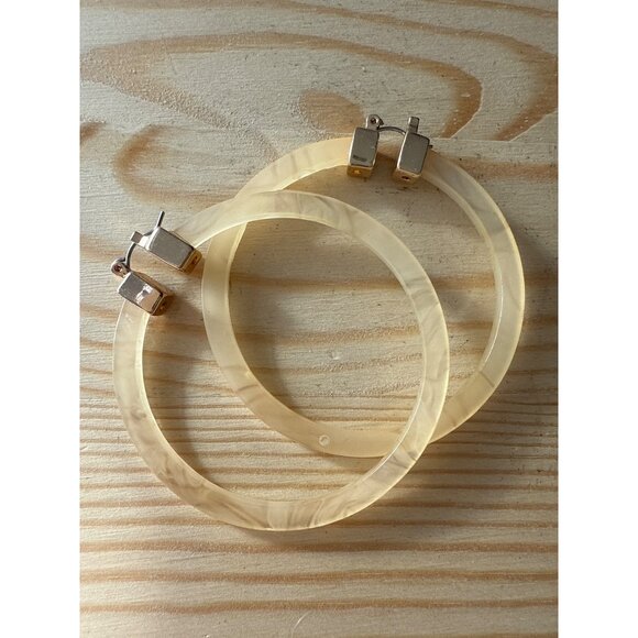 Marbled Acrylic Hoop Earrings With Gold-Tone Clasps Retro Style Jewelry - Picture 2 of 4